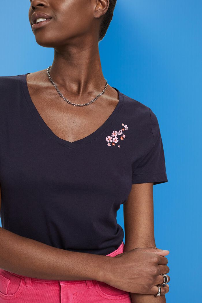T-paita V-pääntiellä ja kukkabrodeerauksella, NAVY, detail image number 2