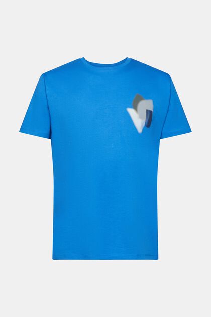 T-paita, jonka rinnan kohdalla painatus