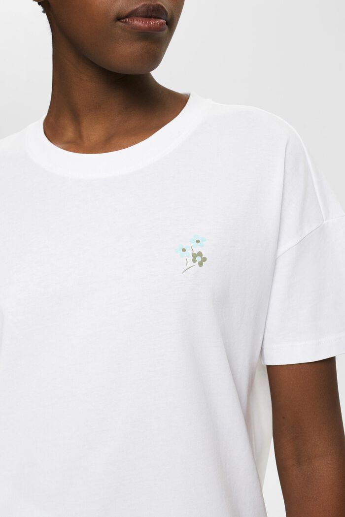 T-paita, jossa on kukkakuviointi rinnan kohdalla, WHITE, detail image number 2
