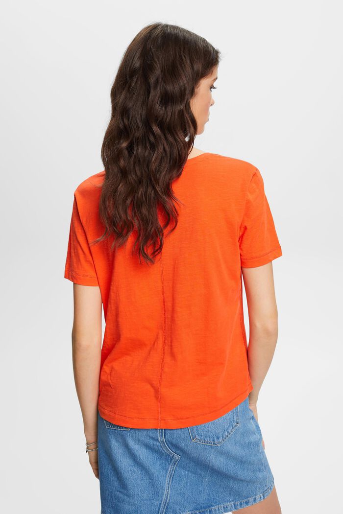 Koristeellisesti tikattu, puuvillainen T-paita, jossa V-pääntie, ORANGE RED, detail image number 3